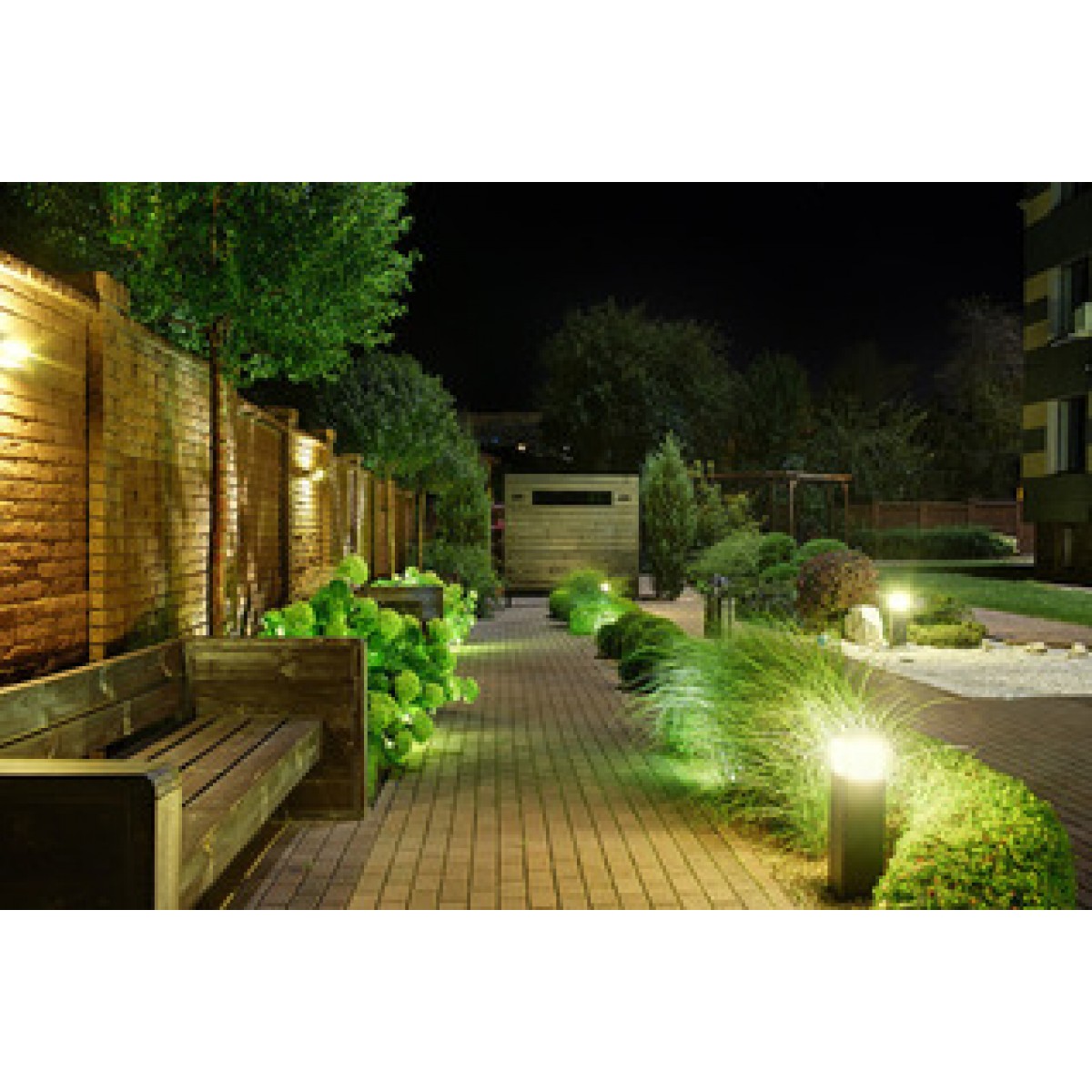 Создание атмосферы вокруг вашего загородного дома с помощью уличных светильников и фонарей